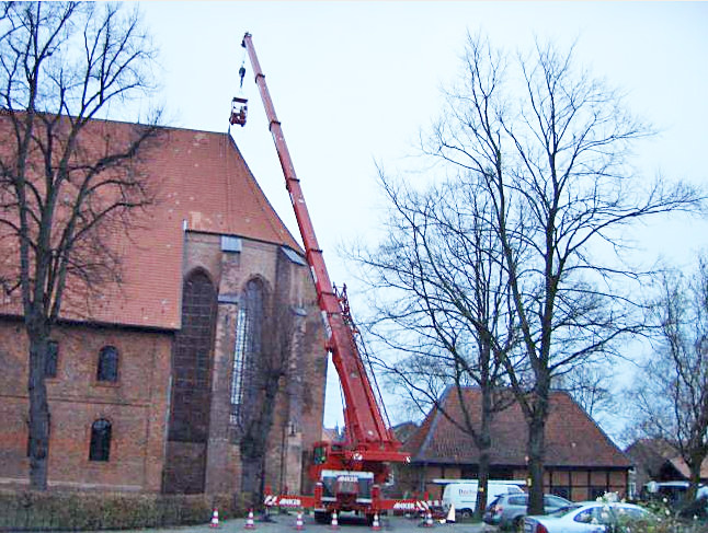 Sanierung des Kreuzes auf dem Kirchenschiff